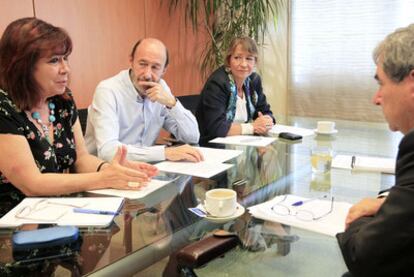 Rubalcaba, entre Cristina Narbona (izquierda) e Inmaculada Rodríguez Piñeiro, miembros de su equipo.