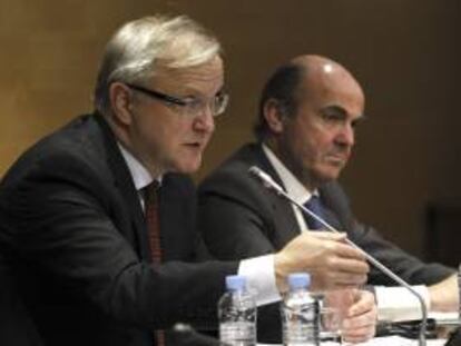 El vicepresidente de la Comisión Europea y comisario de Asuntos Económicos y Monetarios, Olli Rehn (i) y el ministro de Economía, Luis de Guindos, ayer durante la rueda de prensa conjunta ofrecida tras mantener una reunión bilateral, en el Ministerio de Economía, en Madrid. EFE/archivo
