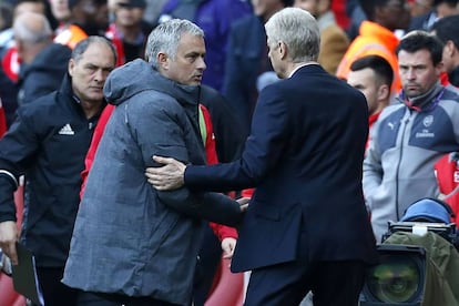 Mourinho y Wenger se saludan antes del encuentro.