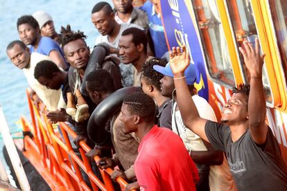 Llegada al puerto de Tarifa de algunos de los inmigrantes rescatados esta mañana por Salvamento Marítimo en una nueva oleada de embarcaciones en el Estrecho de Gibraltar.