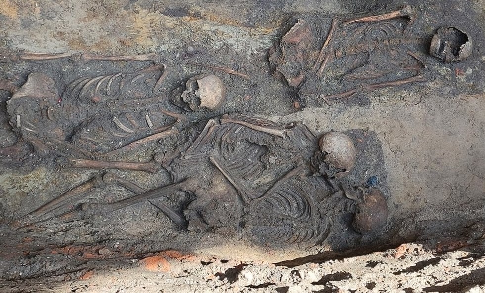 El misterio de las mujeres abrazadas en una tumba del medievo