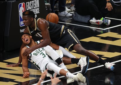 Antetokounmpo, en el momento de la lesión, tras caer debajo de Capela durante el partido Hawks-Bucks.