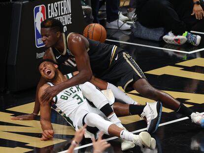 Antetokounmpo, en el momento de la lesión, tras caer debajo de Capela durante el partido Hawks-Bucks.