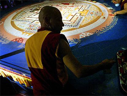 Monjes budistas construyen un mandala en la Rambla de Barcelona para el Parlamento de las Religiones.