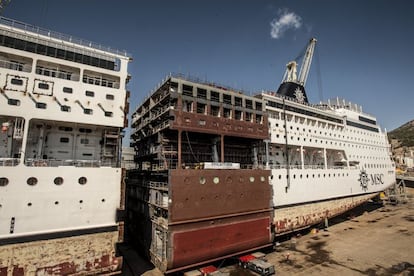 La nueva sección del MSC Armonia es insertada en el espacio que ha quedado entre la proa y la popa luego de que el barco fuera partido en dos. La nave es ampliada en el dique seco del astillero Fincantieri, en Palermo.