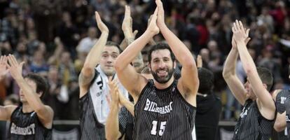 Los jugadores del Bilbao Basket, celebran el triunfo frente al Laboral Kutxa, este domingo.