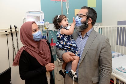 Los padres de Ayla, Sobia Qureshi y Zahid Bashir, en un hospital de Ottawa (Canadá).