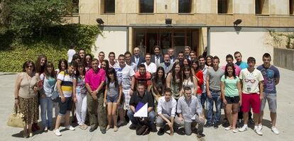 Los alumnos de los tres proyectos y sus tutores posan con miembros de la consejer&iacute;a de Educaci&oacute;n y de El Pa&iacute;s.