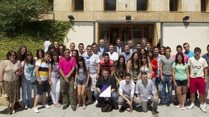 Los alumnos de los tres proyectos y sus tutores posan con miembros de la consejer&iacute;a de Educaci&oacute;n y de El Pa&iacute;s.