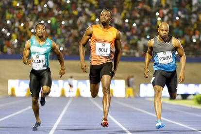 Bolt se deja ir en la llegada entre Blake, a su derecha, y Powell.