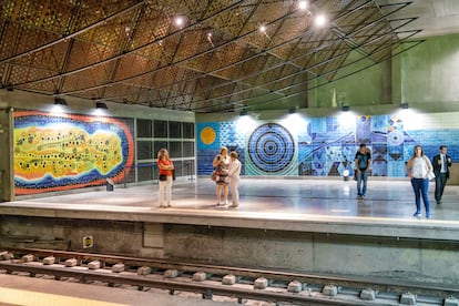 Murales realizados con azulejos en la estación de metro de Oriente de la capital portuguesa.