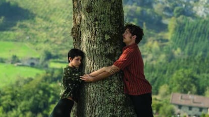 Úrsula Corberó y Álvaro Cervantes, en 'El árbol de la sangre'.