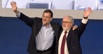 El presidente del Gobierno, Mariano Rajoy, y el cabeza de lista del PP a las elecciones europeas, Miguel Arias Cañete.