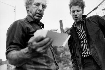 ‘East 1st Street – Robert Frank fotografía a Tom Waits para la portada de ‘Rain Dogs’ (1985).