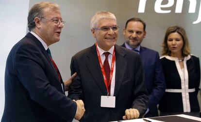 El presidente de Renfe, Isaías Táboas (c) y el alcalde de León, Antonio Silván (i) durante la firma de un convenio esta tarde en Fitur. Detrás, el ministro de Fomento, José Luis Ábalos, y la secretaria general de Transporte, María José Rallo.