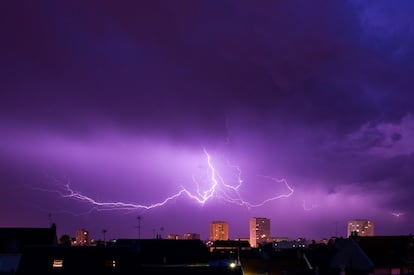 Una tormenta ilumina en cielo de la ciudad francesa de Tours, 9 de junio de 2014.