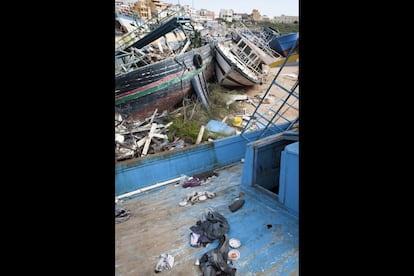 Los restos de las barcazas en las que llegan los inmigrantes varados en la costa de Lampedusa.