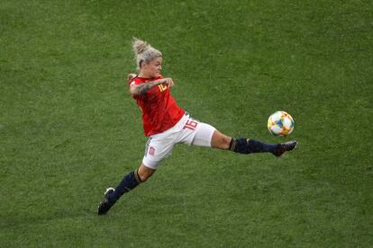 La jugadora de la selección española, María León, controla el balón en un momento del partido ante Alemania.