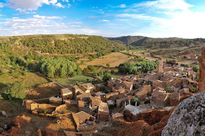 Protegido por lo que queda de su castillo, observado por su torreón celtíbero y con su huerta a sus pies, el pequeño municipio de Anento luce cuidado, limpio, con sus casas típicas de pueblo y sus callejuelas de estilo medieval. Su iglesia parroquial del siglo XII guarda el que posiblemente sea el retablo gótico mas grande y mejor conservado de la antigua Corona de Aragón, del siglo XV. www.anento.es