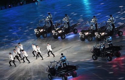 La banda de pop surcoreana EXO durante su actuación en la ceremonia de clausura, el 25 de febrero de 2018. 