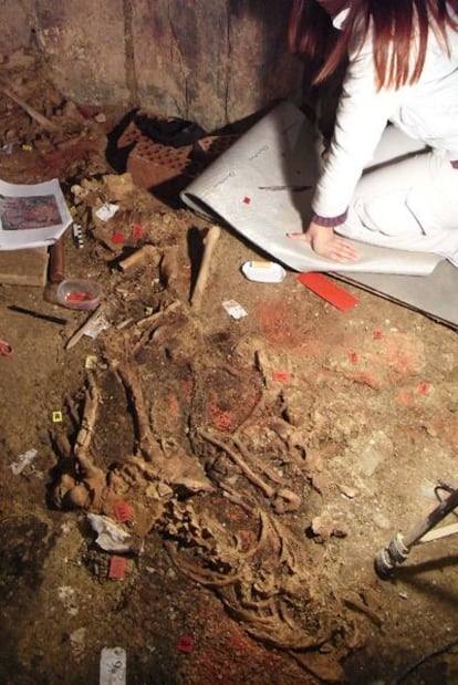 Huesos y pigmentos localizados en la tumba.