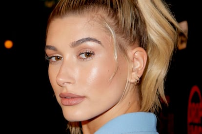 Hailey Baldwin presumiendo de 'glass skin'.