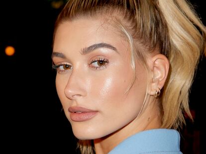 Hailey Baldwin presumiendo de 'glass skin'.