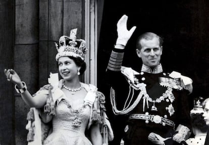 Imagen de la reina Isabel II de Inglaterra, en la que lleva la corona imperial del estado, mientras su marido, el Duque de Edimburgo, lleva el uniforme de Admirante de la Armada, en el balcón del Palacio de Buckingham en Londres (Reino Unido), después de la coronación de la reina en la Abadía de Westminster, el 2 de junio de 1953.