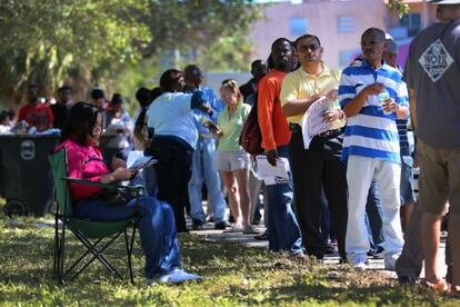 Decenas de personas aguardan para votar ayer en Florida.