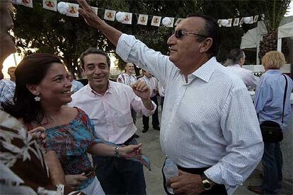 El presidente de la Diputacin de Castelln, Carlos Fabra, anoche, junto al consejero Vctor Campos y su esposa.