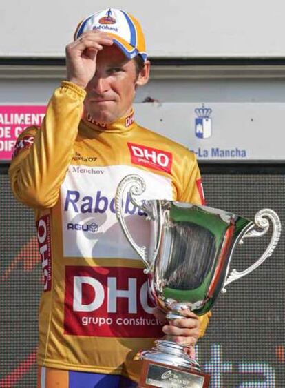 Denis Menchov, en el podio, tras ganar su segunda Vuelta a España.