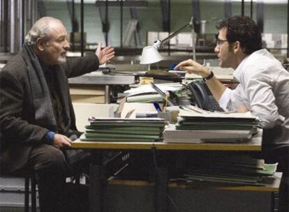 Un fotograma de <i>The International: dinero en la sombra,</i> de Tom Tykwer, con Michel Voletti (izquierda) y Clive Owen.