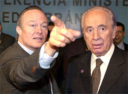 Josep Piqué y Simón Peres en la Conferencia Euromediterránea.
