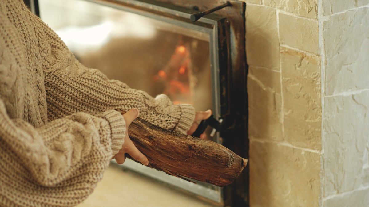 El leño deshollinador con el que limpiar la chimenea rápido y sin esfuerzo