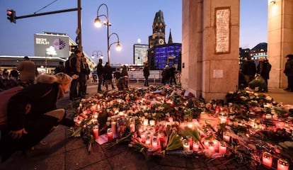 Velas y flores llenan este miércoles el lugar del atentado de Berlín.