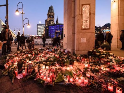 Velas y flores llenan este miércoles el lugar del atentado de Berlín.