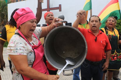 Manifestantes protestan por la escasez de combustible este jueves, en Santa Cruz, Bolivia.
