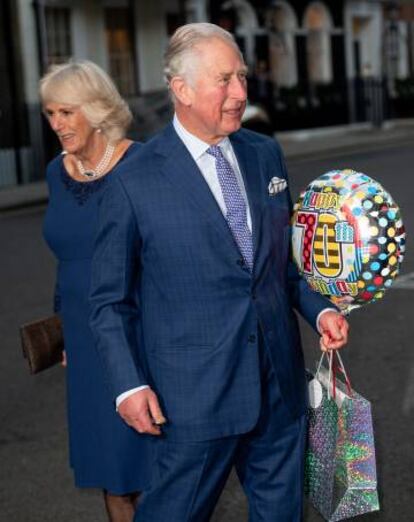 En uno de sus actos oficiales del 14 de noviembre, día de su cumpleaños, Carlos de Inglaterra recibió globos y presentes.