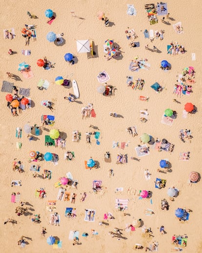 ’Beach Bliss’ (gozo en la playa). "Los amantes del sol traen sus toallas, bañadores y sombrillas más brillantes a las costas de la localidad portuguesa de Cascais, creando un maravilloso y brillante fondo de pantalla cuando se mira desde arriba. ¡La vida es mejor desde la playa", afirma Simon Heather, autor de esta instantánea que ha sido elegida como la primera clasificada de la categoría llamada 'People' (gente, en castellano).