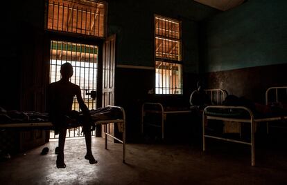 Un joven espera su turno para ser atendido en el centro hospitalario de la prisión. 