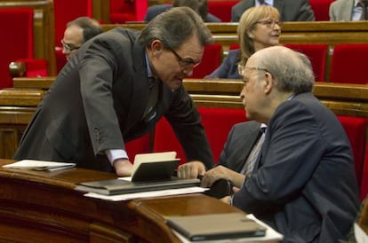 El presidente catalán, Artur Mas,iz., conversa con el consejero de Economía, Andreu Mas-Colell.