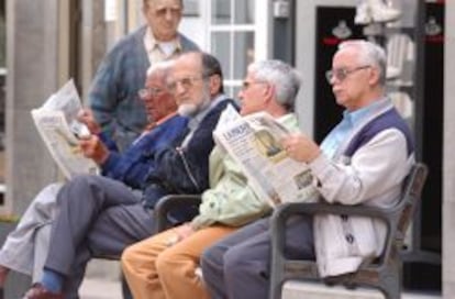 Un grupo de jubilados lee el peri&oacute;dico en Las Palmas de Gran Canaria.