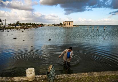 Un pescador en el pueblo cubano de Sagua, el 27 de abril de 2022.