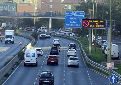 En las carreteras, el Ayuntamiento de Madrid ofrece mensajes en los 72 paneles de superficie y 27 en túneles de la M-30.