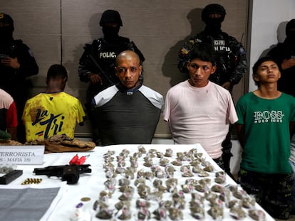 Presuntos integrantes de la banda criminal Los Lagartos, el 11 de enero en una estación de policía en Guayaquil.