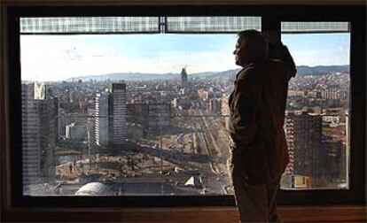 Joan Clos, contemplando la zona del Fòrum desde el hotel construido por Óscar Tusquets en el número 1 de la Diagonal, el pasado viernes.