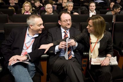 Pere Navarro (izquierda), Daniel Fernández y Carme Chacón, en el Congreso del PSC.