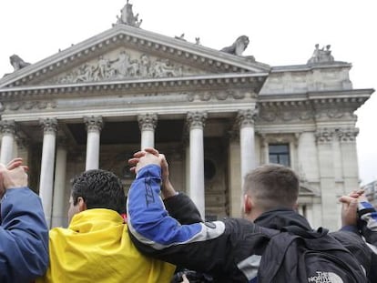 Manifestantes frene a la Bolsa de Bruselas. 