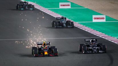 El Red Bull de Checo Pérez durante un momento de la carrera del Gran Premio de Arabia Saudí.