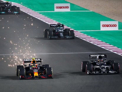 El Red Bull de Checo Pérez durante un momento de la carrera del Gran Premio de Arabia Saudí.